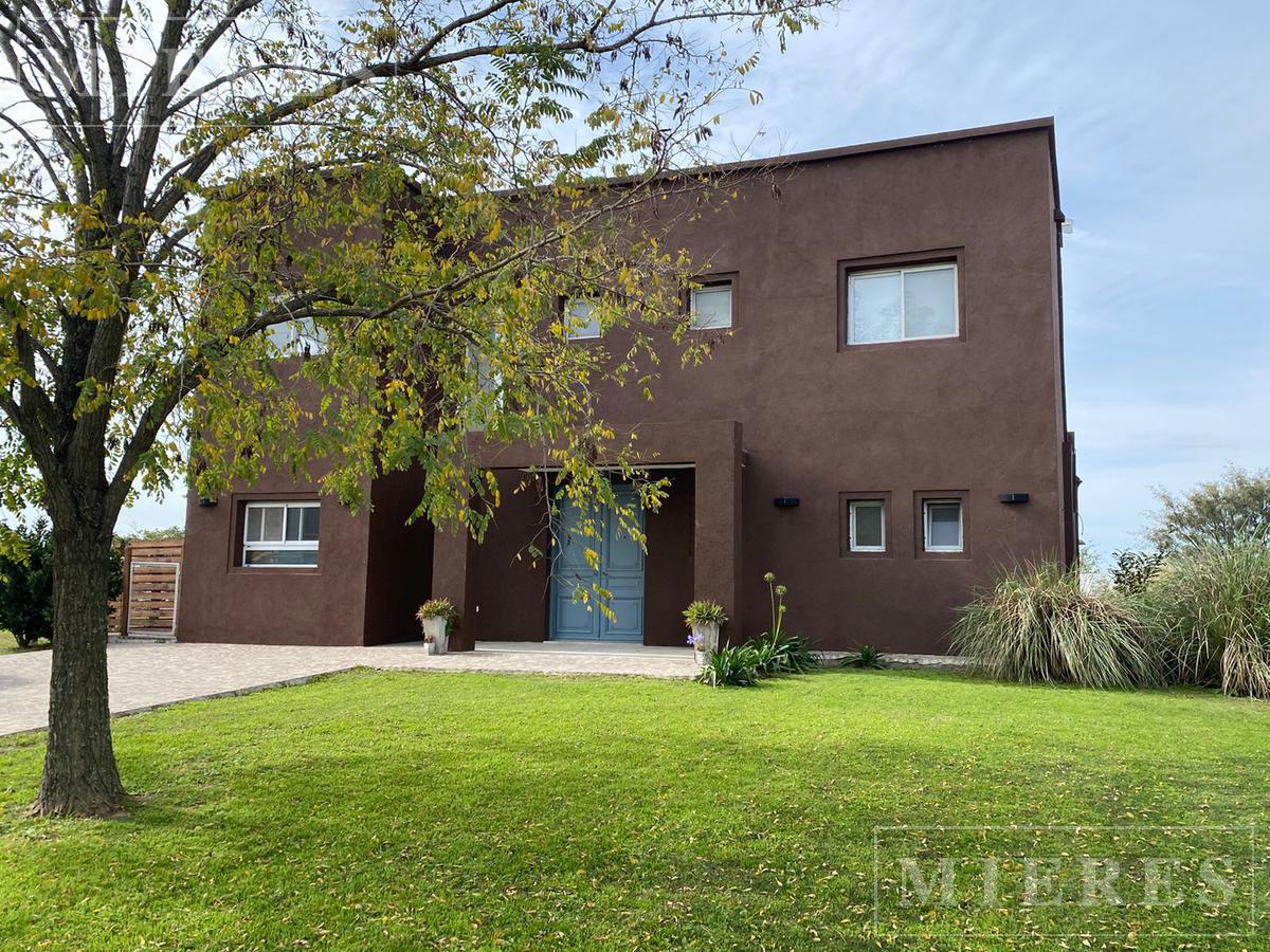 Casa en venta sobre lote interno en El Canton barrio Islas