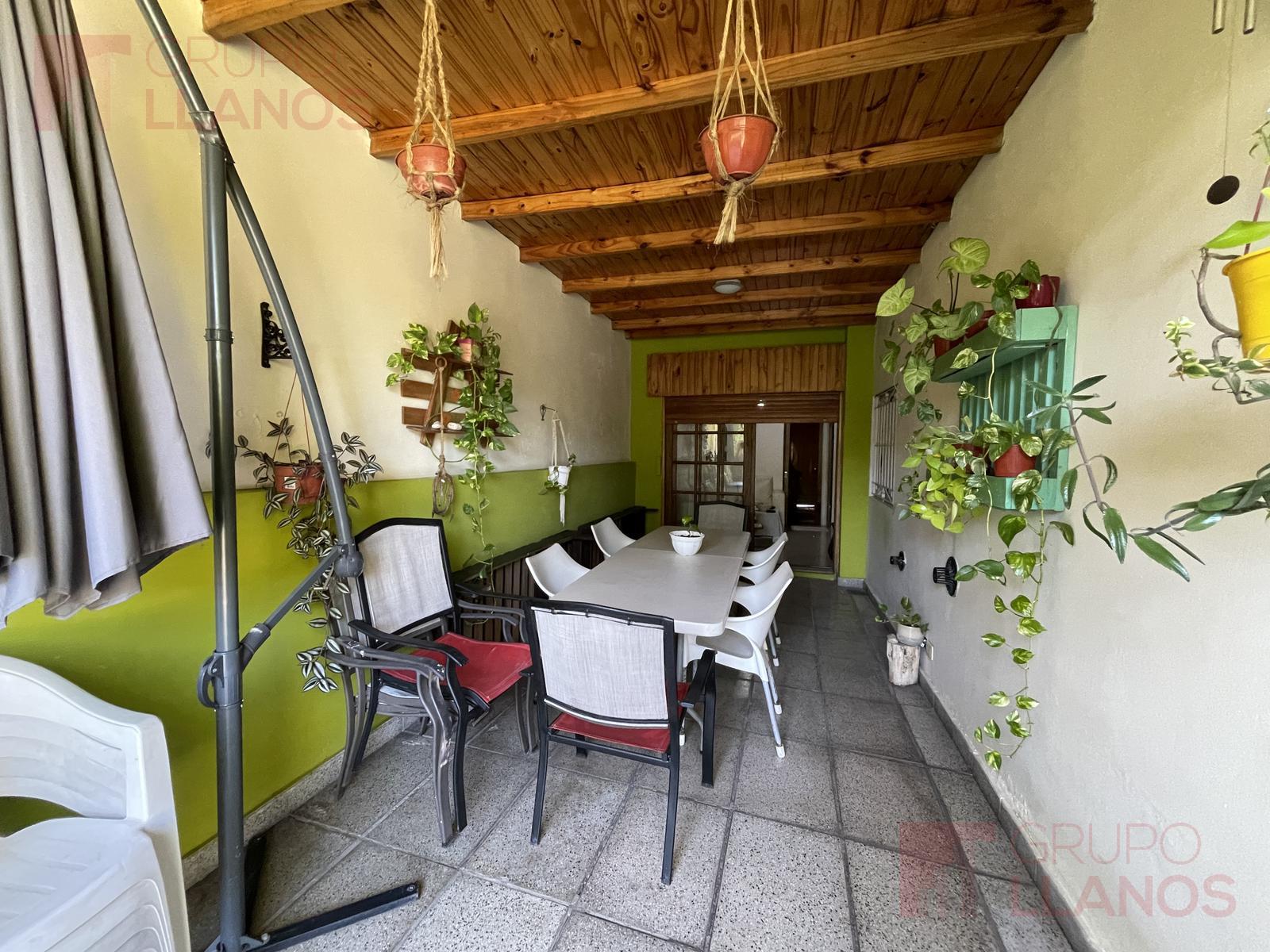 Casa en venta de 3 dormitorios en Luján centro,  sobre planta baja .