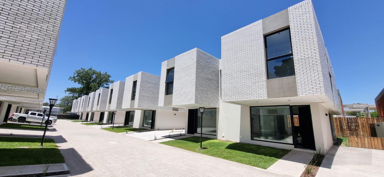 Bosques de Champagnat  Duplex  3 Dormitorios  2 Cocheras