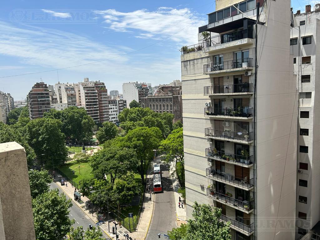 Av. Pueyrredón y Pacheco de Melo. Ideal Pied a terre. Piso alto vista abierta.