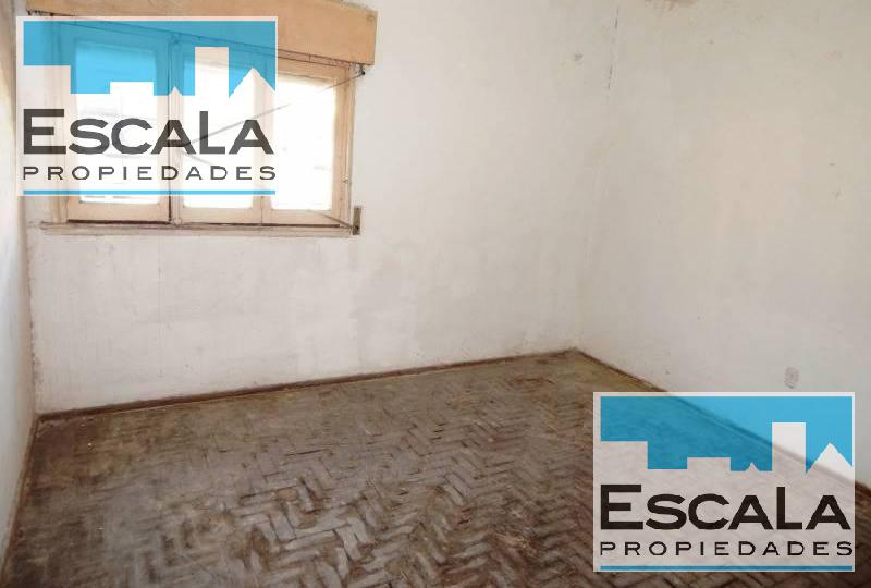 CASA DE DOS DORMITORIOS Y LOCAL DE 4M X 4M EN VENTA ZONA SUR