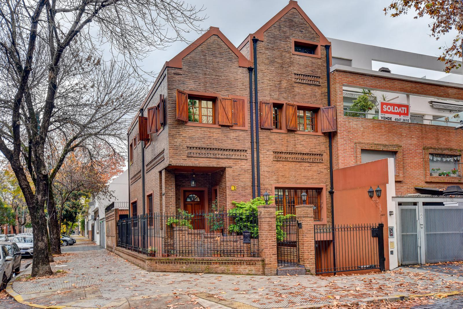 EN ESQUINA VENTA CASA 3 DORMITORIOS  - JARDIN PLAYROOM TERRAZA  COCHERA VILLA URQUIZA VILLA ORTUZA