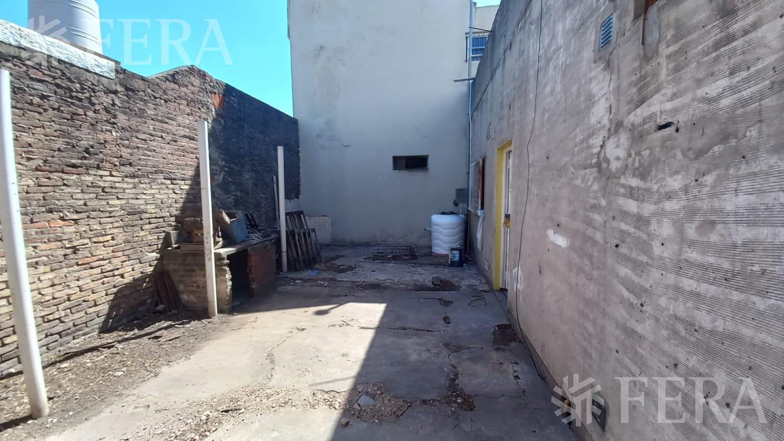 Venta en bloque dos locales con patio en F. Varela (30827)