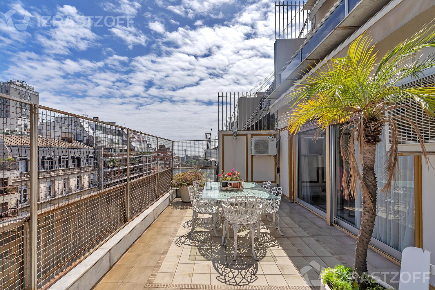 Triplex en La Isla con quincho, terraza y 3 balcones