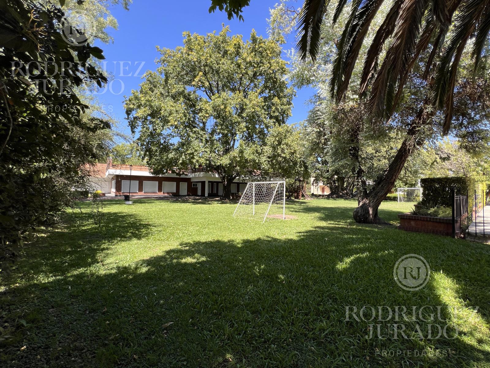 Casa reciclada a nuevo sobre lote interno en La Martinica Pilar