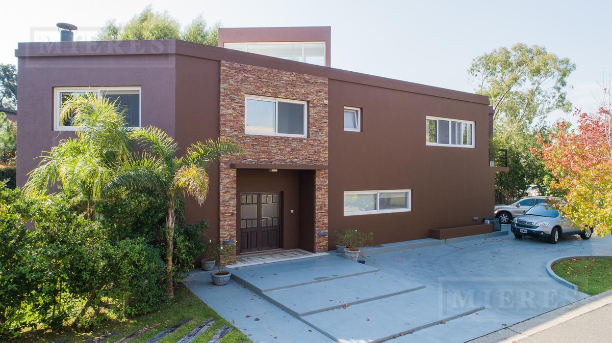 Excelente y moderna casa en venta en el Barrio Marina Canestrari, San Fernando.