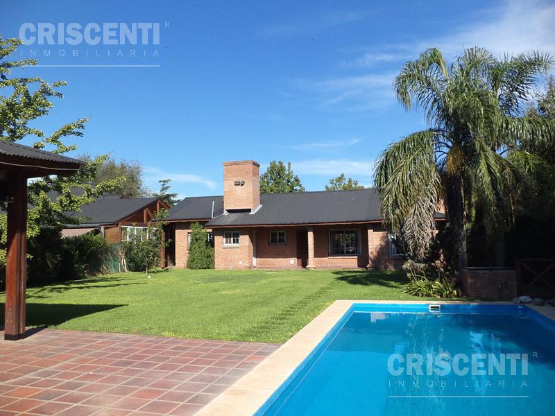 Casa 3 dormitorios con piscina en zona Liceo de Funes.