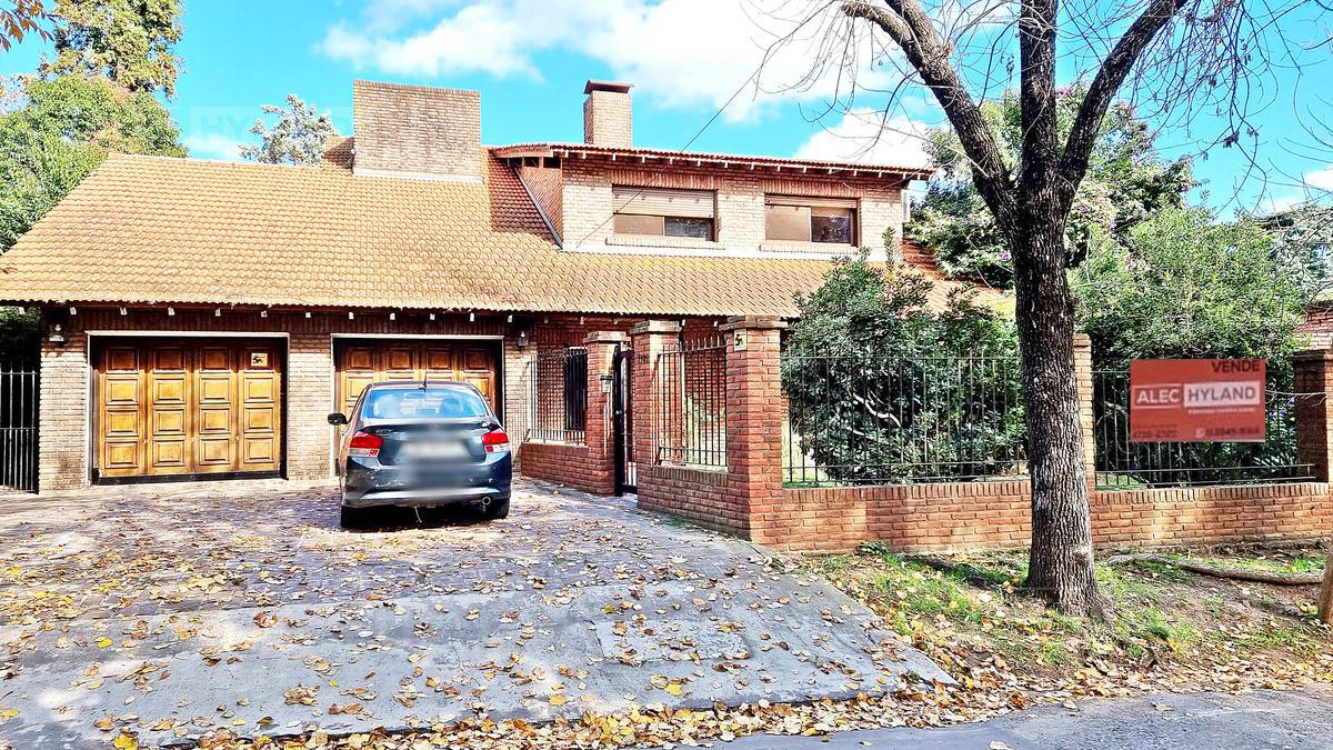 Casa chalet de 2 plantas con pileta en venta en San Isidro, Santa Rita