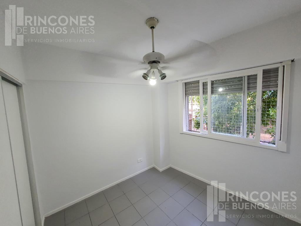 Hermoso  3 ambientes con patio y balcon a la calle!