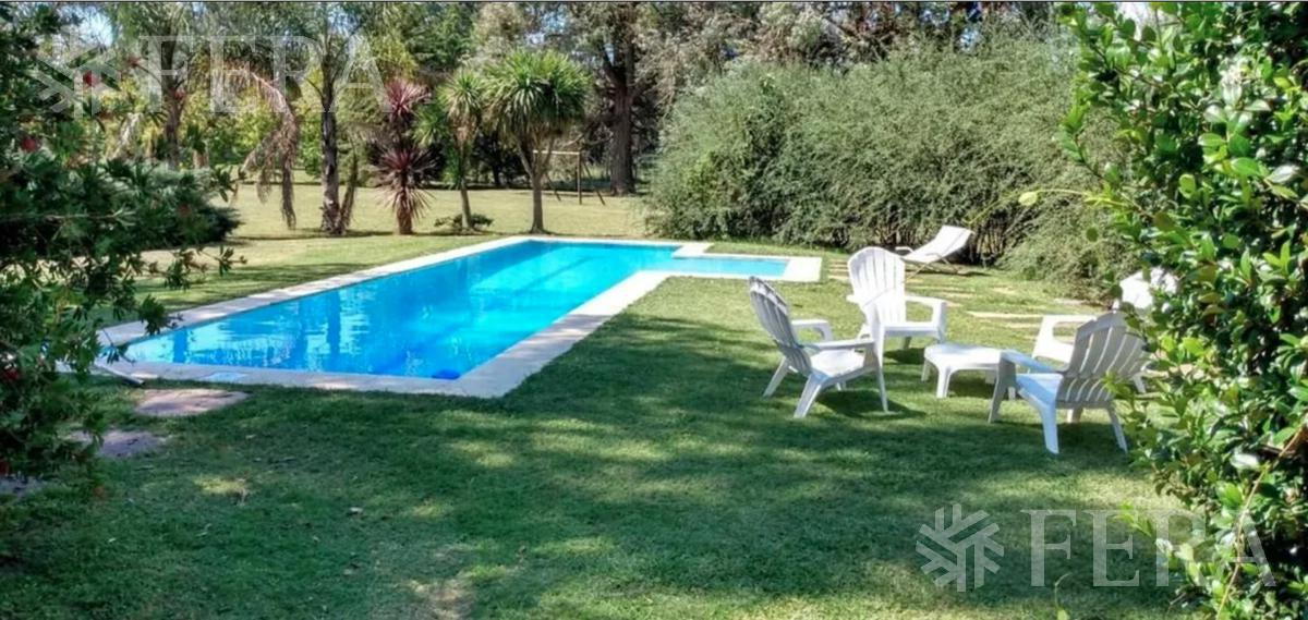 Venta casa 4 ambientes con piscina, quincho con parrilla y galería en Coronel Brandsen